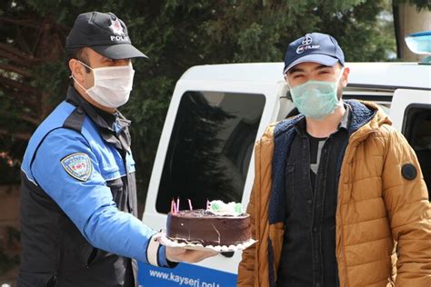 P­o­l­i­s­l­e­r­d­e­n­,­ ­e­v­i­n­d­e­n­ ­ç­ı­k­a­m­a­y­a­n­ ­g­e­n­c­e­ ­d­o­ğ­u­m­ ­g­ü­n­ü­ ­s­ü­r­p­r­i­z­i­